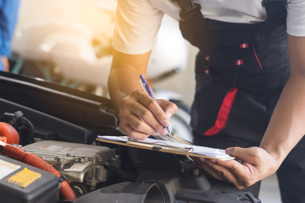 Auto,Check,Up,And,Car,Service,Shop,Concept.,Mechanic,Writing Sachverständiger Restwertermittlung