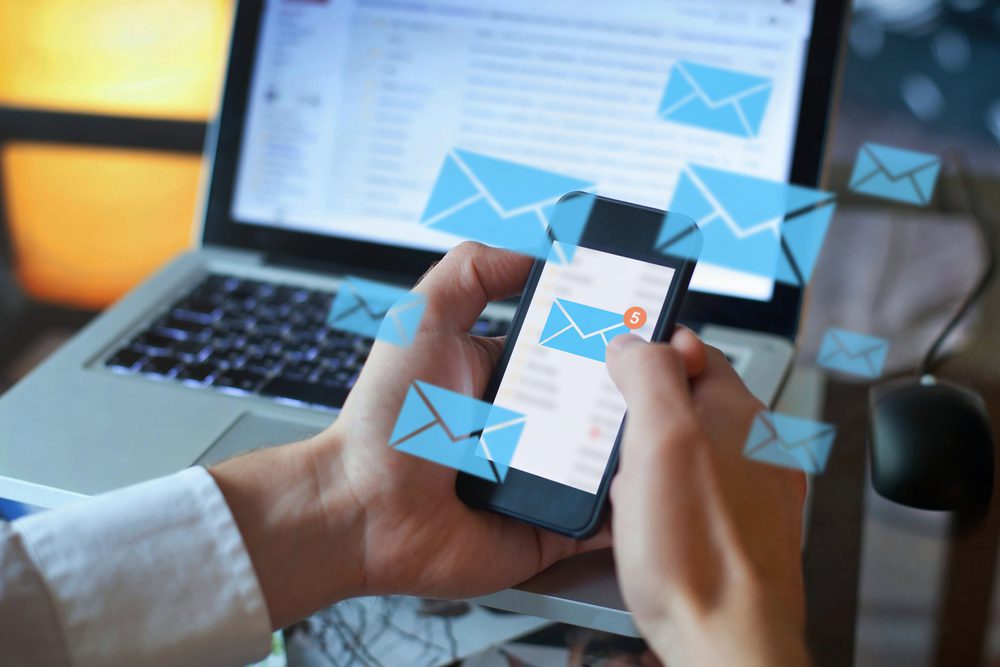 Email,Marketing,Concept,,Person,Reading,E-mail,On,Smartphone,,Receive,New Zugang e-Mail
