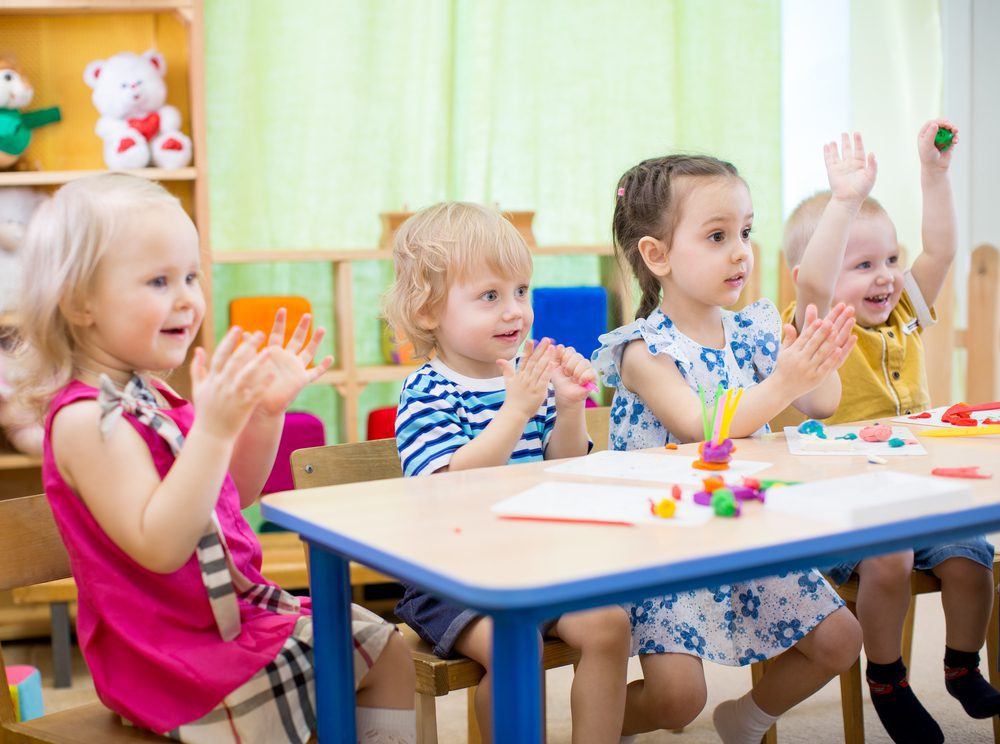 Kids,Group,Learning,Arts,And,Crafts,In,Day,Care,Centre Kindertagesstätte