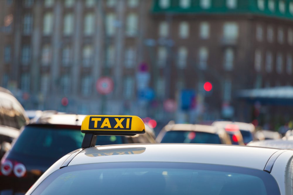 Taxi,Car,On,The,Street,At,Day Mietwagenkosten bei Taxiausfall