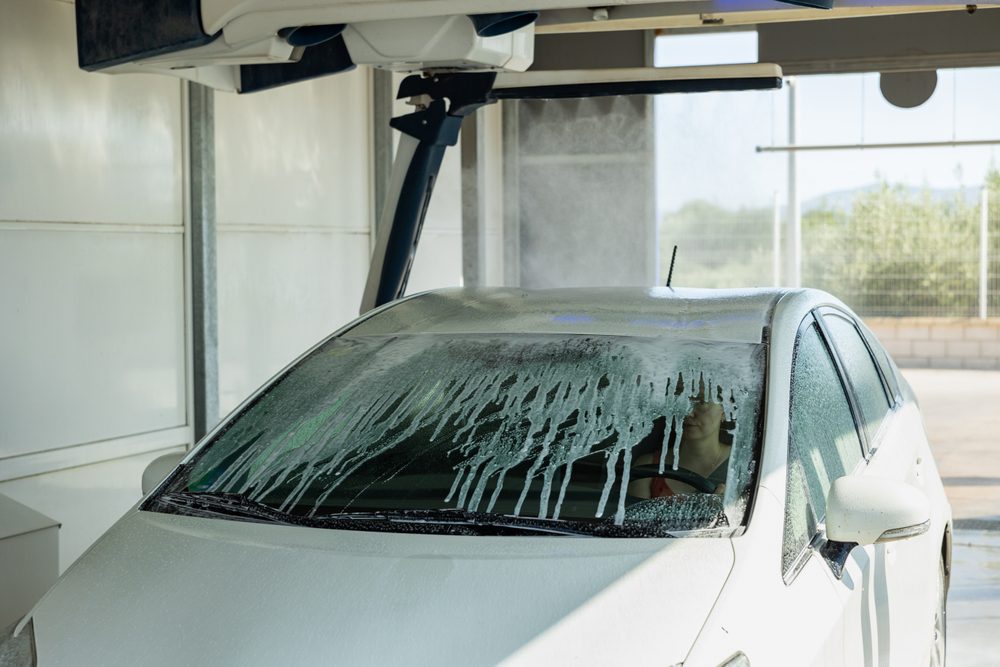 Waschanlagenbetreiberhaftung – Fahrzeugbeschädigung bei fehlerhafter Einweisung  