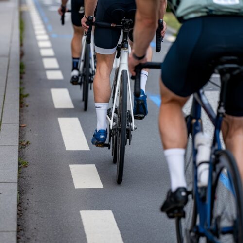 Radfahrer überholt Fahrradgruppe mit gefährlich geringem Seitenabstand auf Radweg